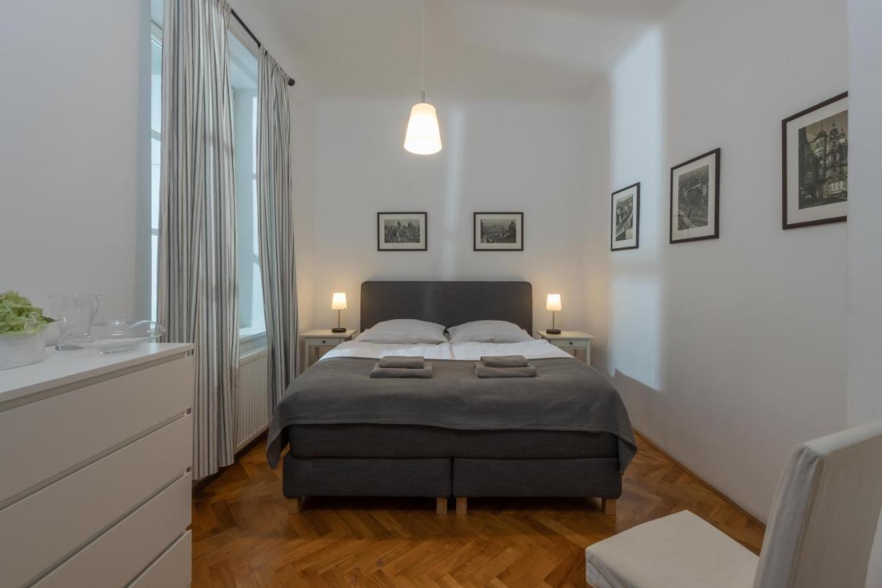 Apartman Carolinum プラハ エクステリア 写真