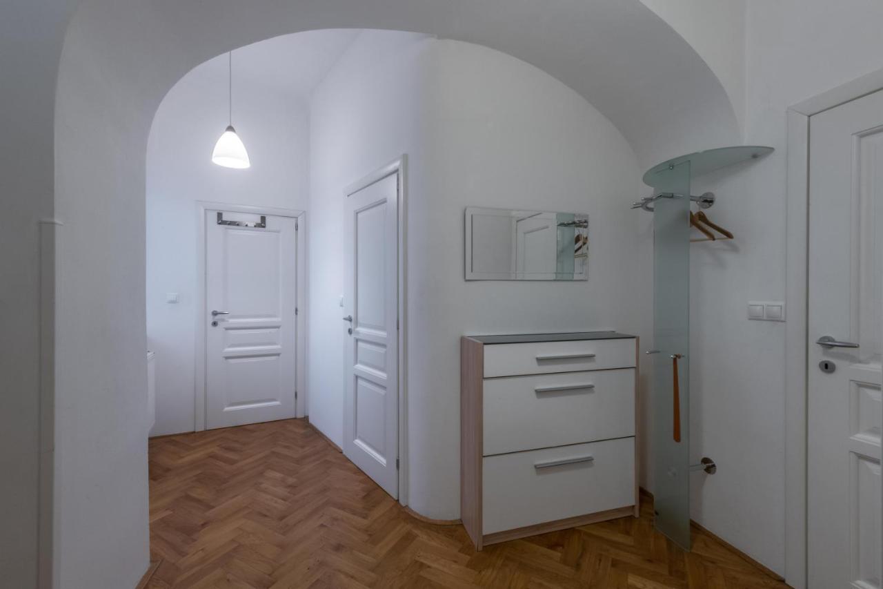 Apartman Carolinum プラハ エクステリア 写真